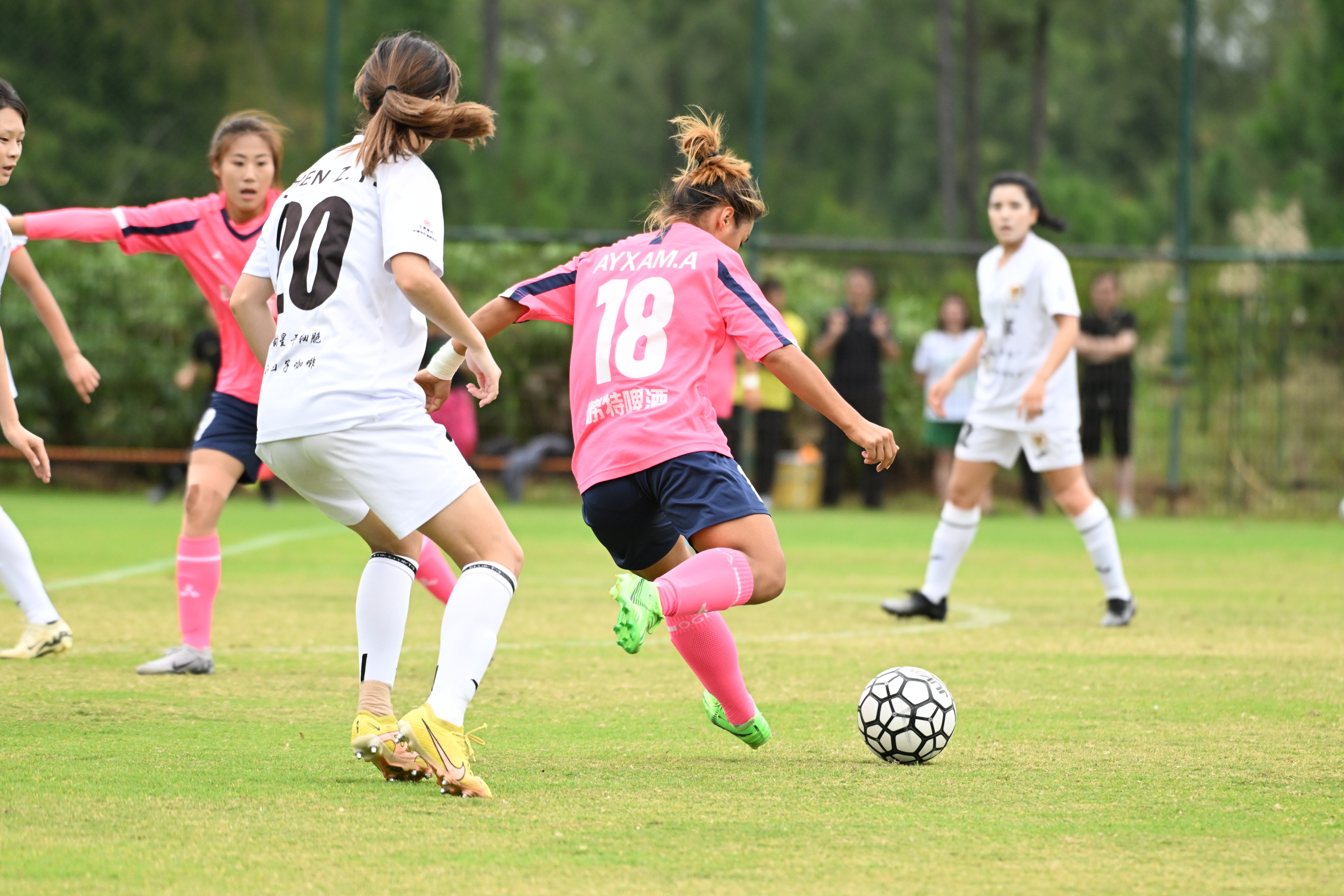 绿茵场上的精彩对决女子足球赛事精彩瞬间 绿茵场上的精彩对决女子足球赛事精彩瞬间