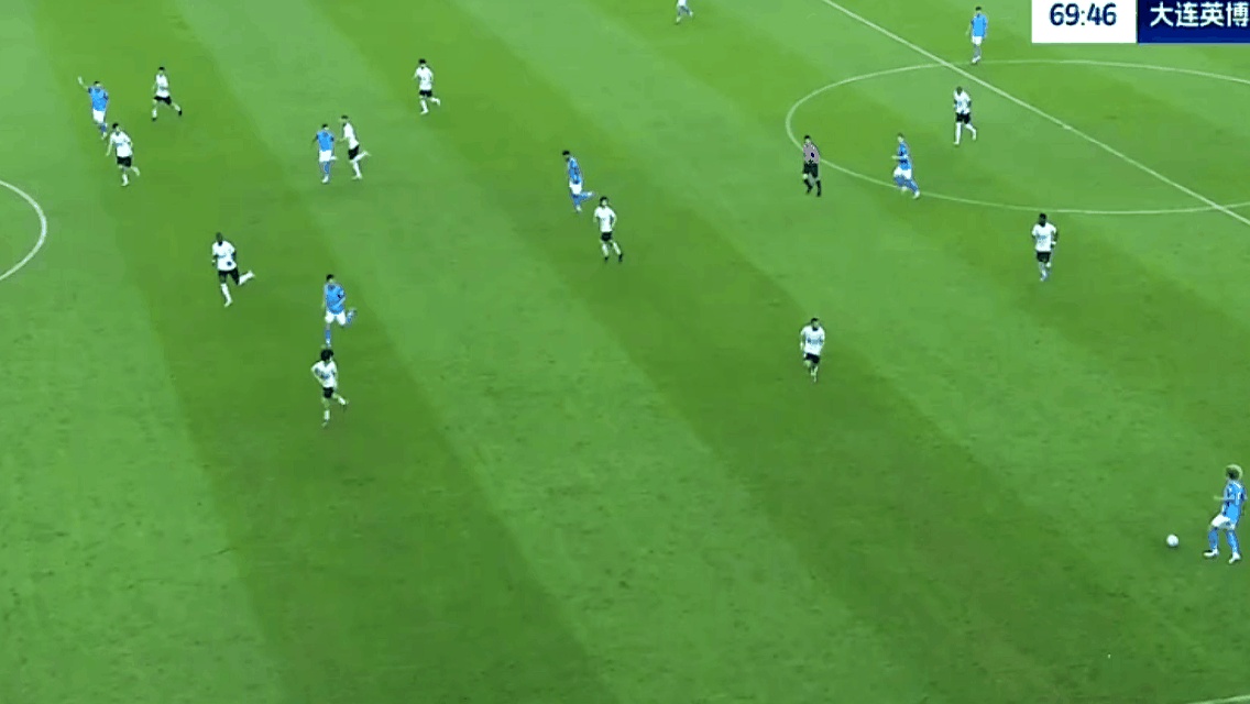 裁判们辅助比赛进行，全力确保公平性