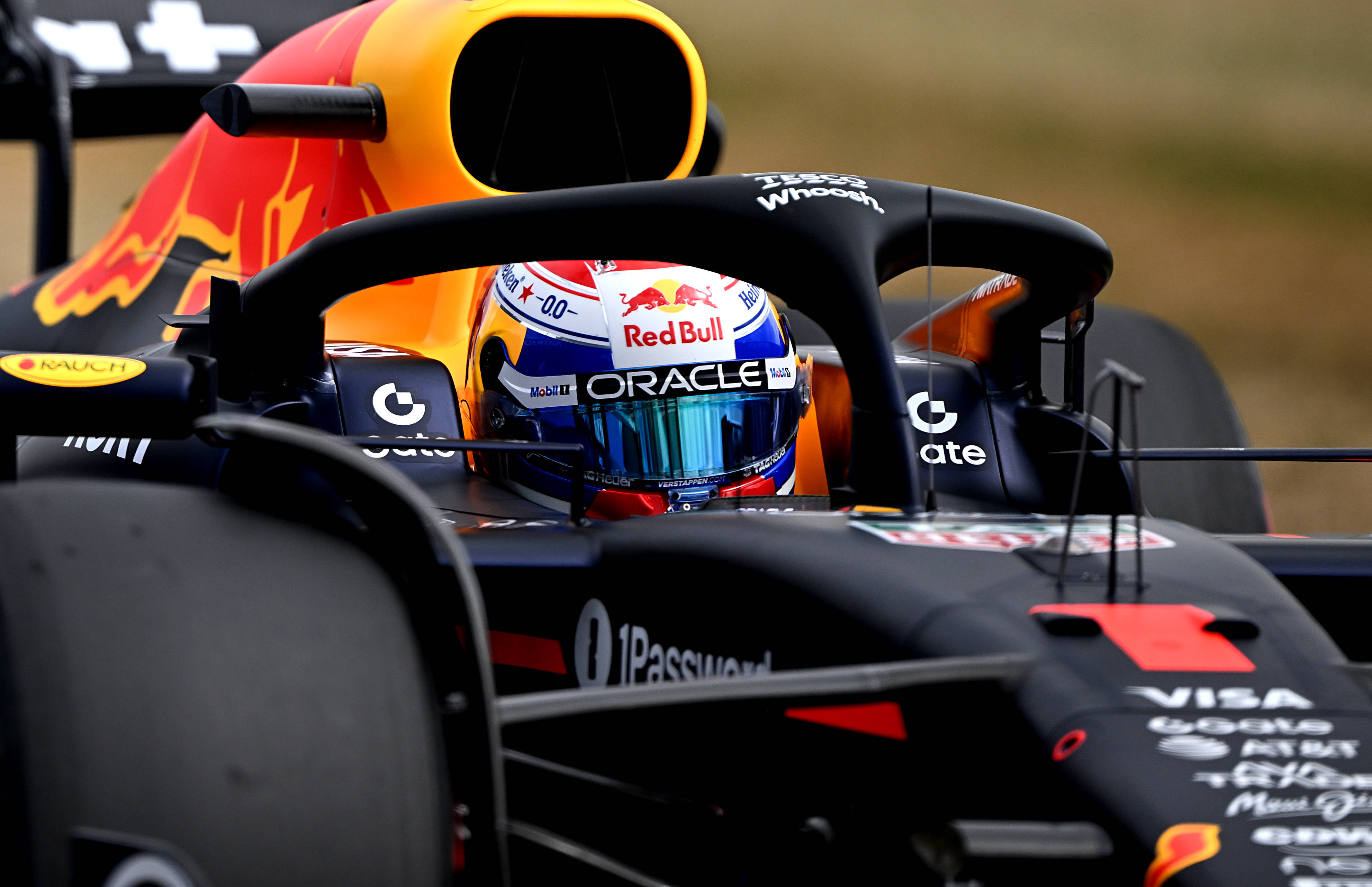 关于雷诺车队绝杀红牛车队，皮亚斯特里带队取胜的信息