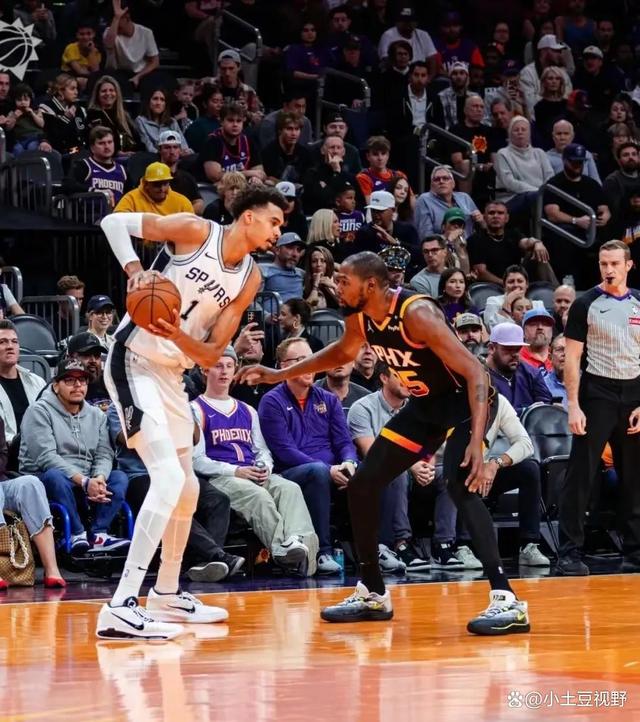 马刺逆转公牛，布克统治全场