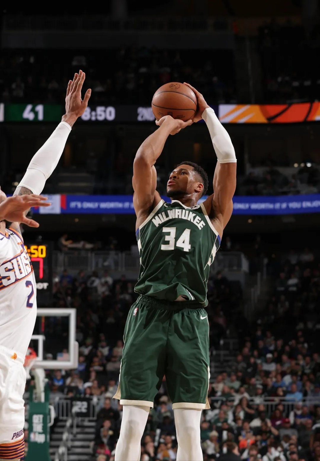 马刺绝杀雄鹿，布克带队取胜