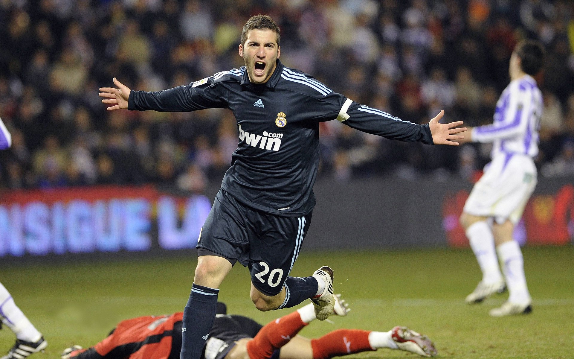 从温哥华到伦敦,跨越大陆的竞技巅峰,孙兴慜在欧冠赛场的几内亚式接管